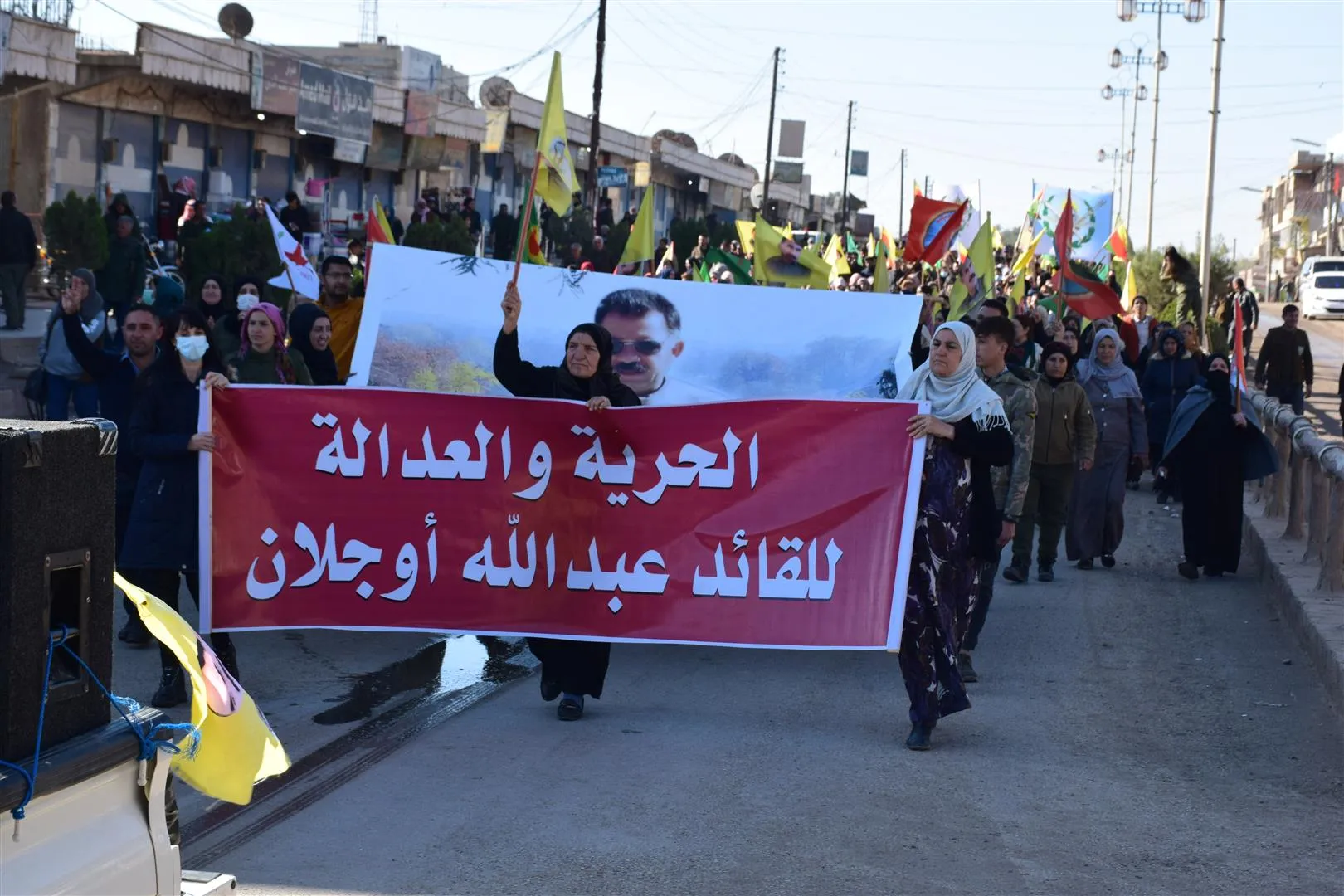 Bi hezaran şêniyên Qamişlo banga azadiya fîzîkî ya rêber Ocalan kir-HATE NÛKIRIN