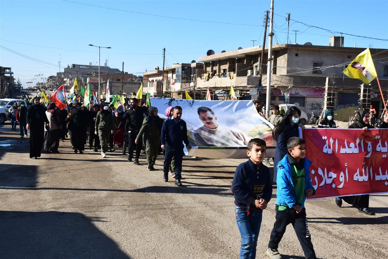 Bi hezaran şêniyên Qamişlo banga azadiya fîzîkî ya rêber Ocalan kir-HATE NÛKIRIN
