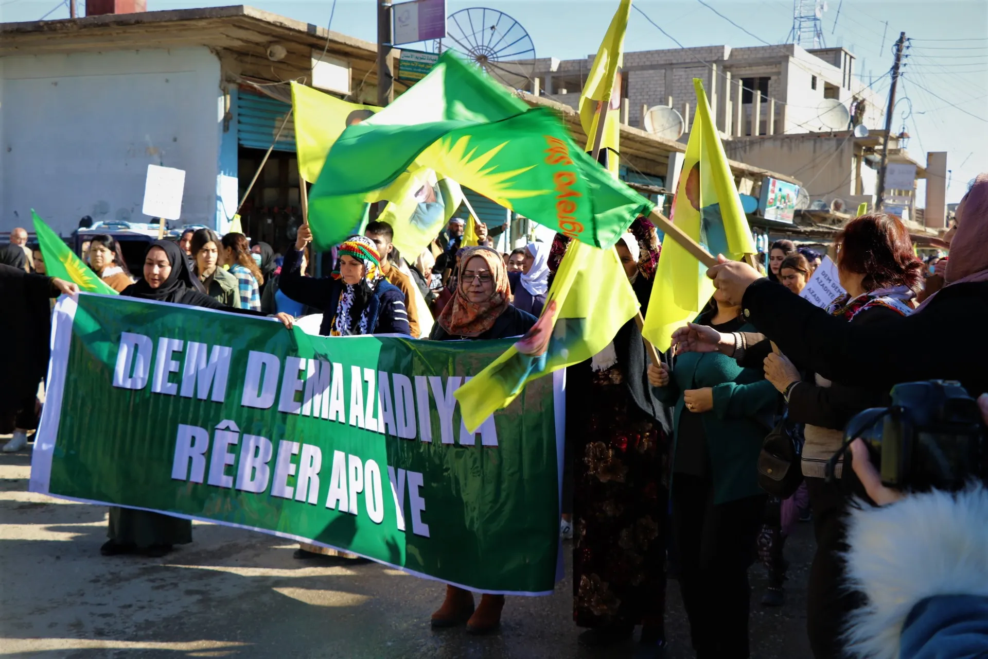 Bi hezaran şêniyên Qamişlo banga azadiya fîzîkî ya rêber Ocalan kir-HATE NÛKIRIN