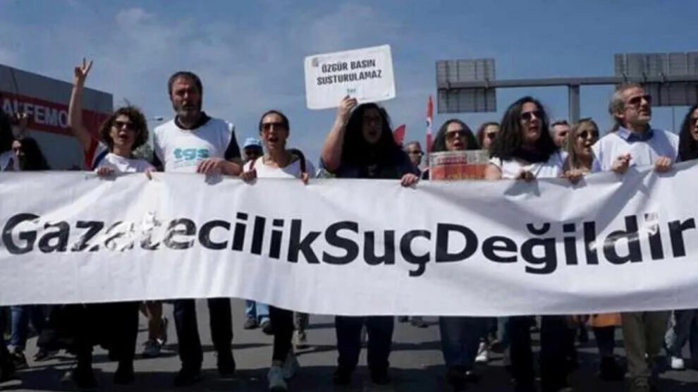 Di mehekê de li Tirkiyê 111 rojnamevan hatin darizandin