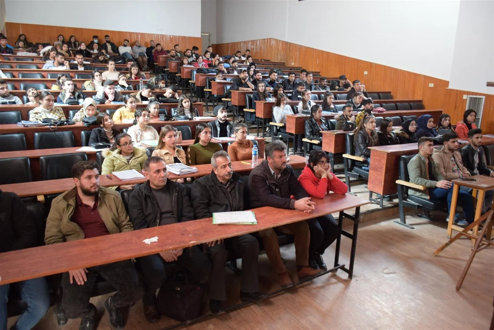 Belgefîlmê “Rojava û Katalnoya” li Zanîngeha Rojava li Rimêlanê hat pêşandan