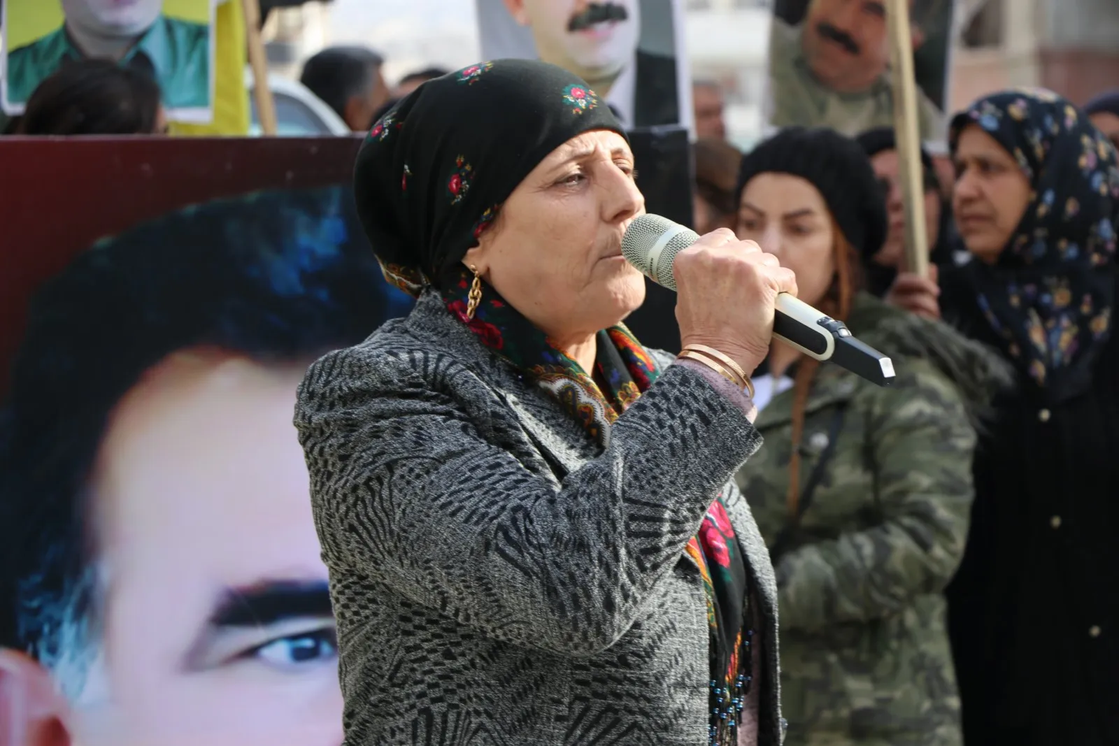 Şêniyên Helebê li dijî tecrîdê meşiyan