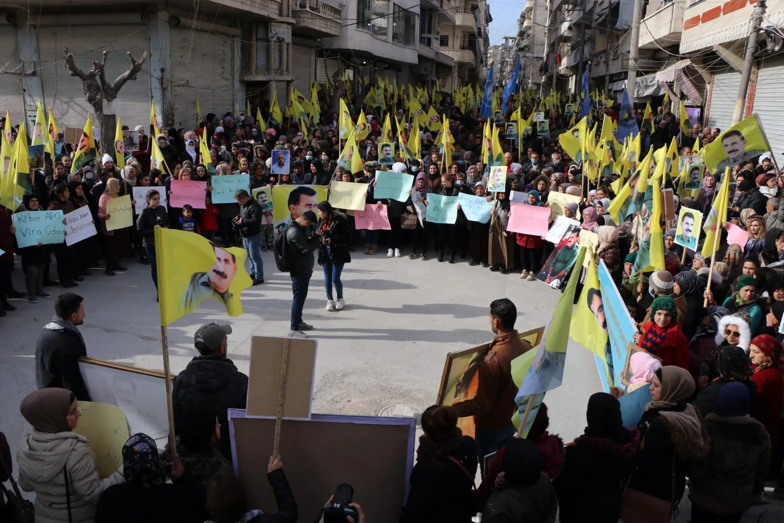 Şêniyên Helebê li dijî tecrîdê meşiyan
