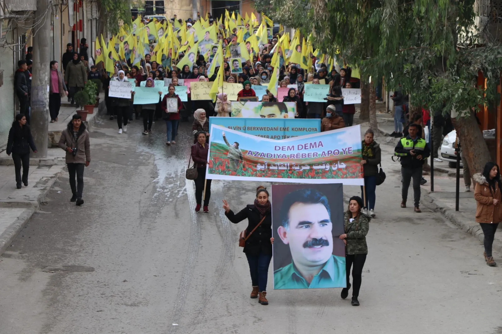 Şêniyên Helebê li dijî tecrîdê meşiyan
