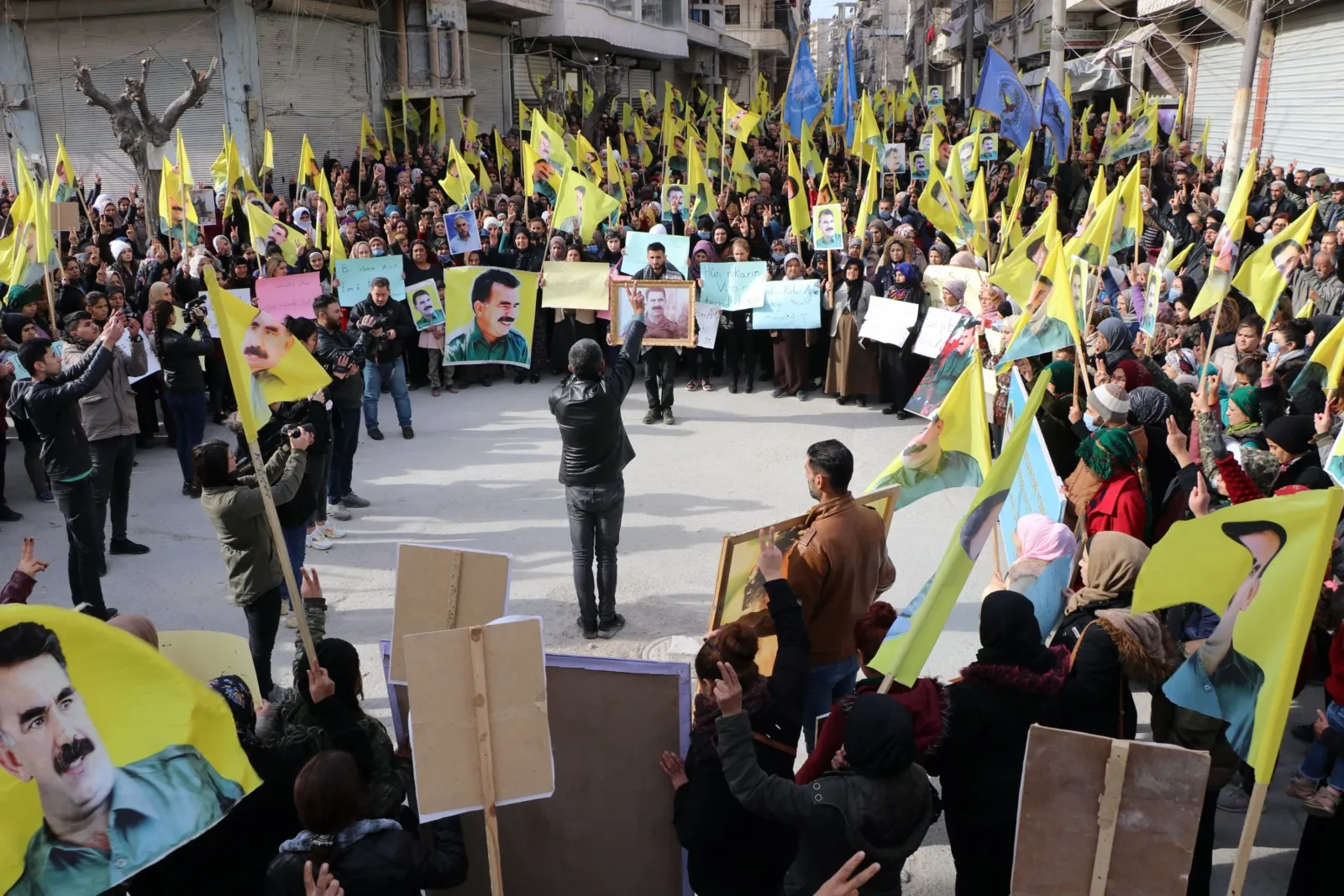 Şêniyên Helebê li dijî tecrîdê meşiyan