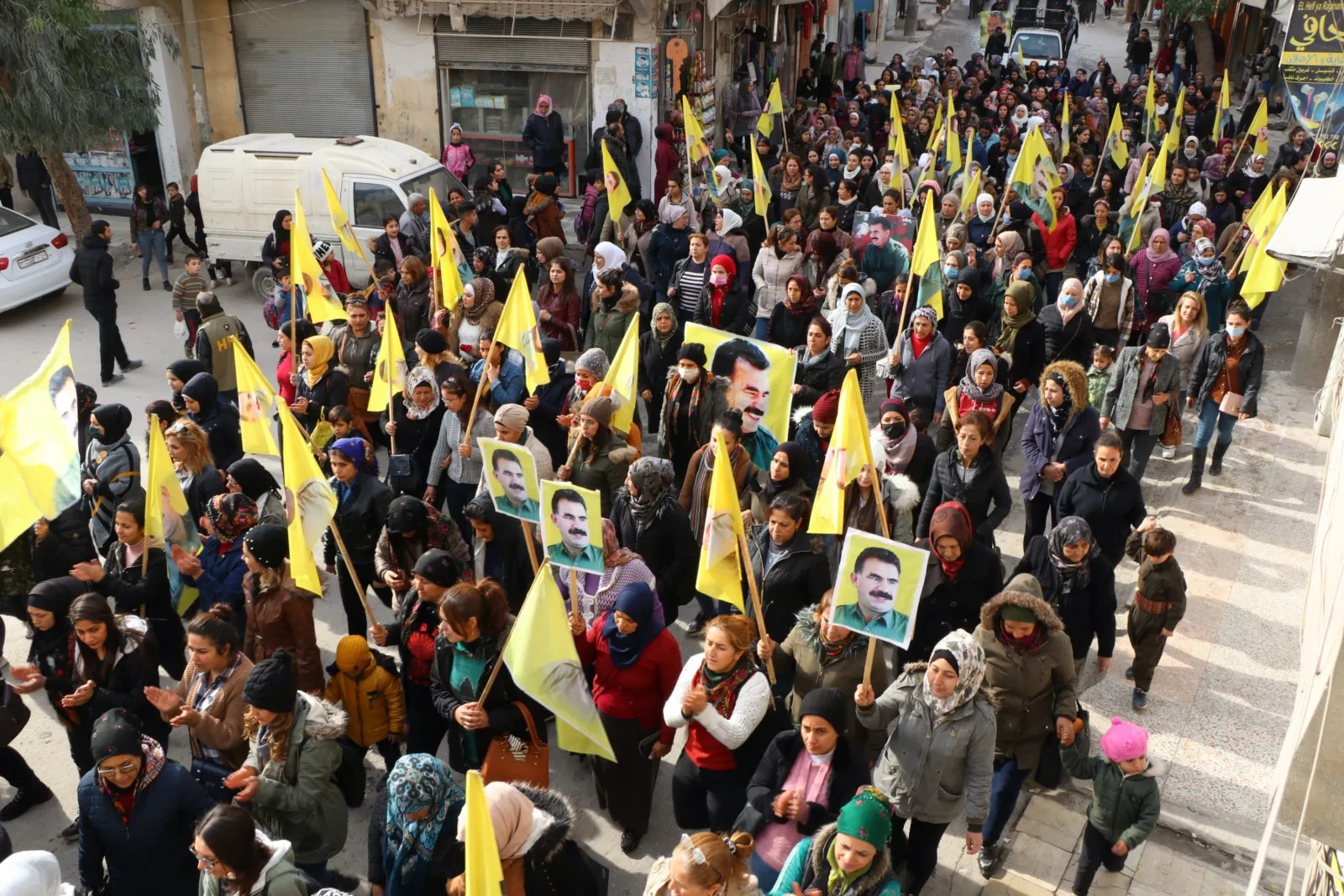 Şêniyên Helebê li dijî tecrîdê meşiyan