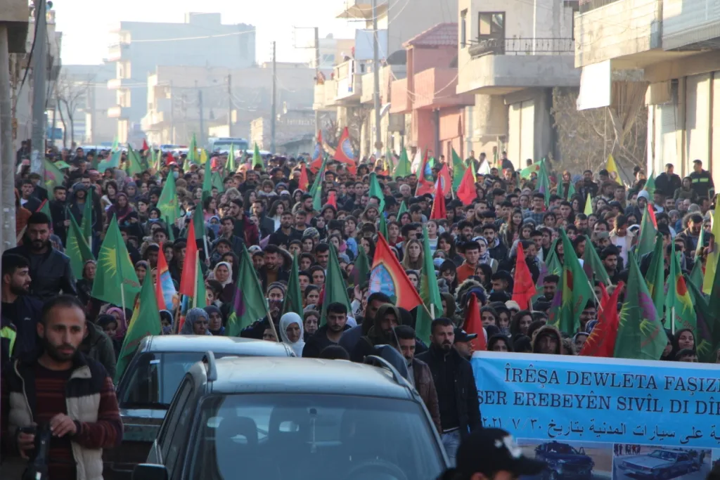 Li Kobanê bi hezaran kes li qadan bûn