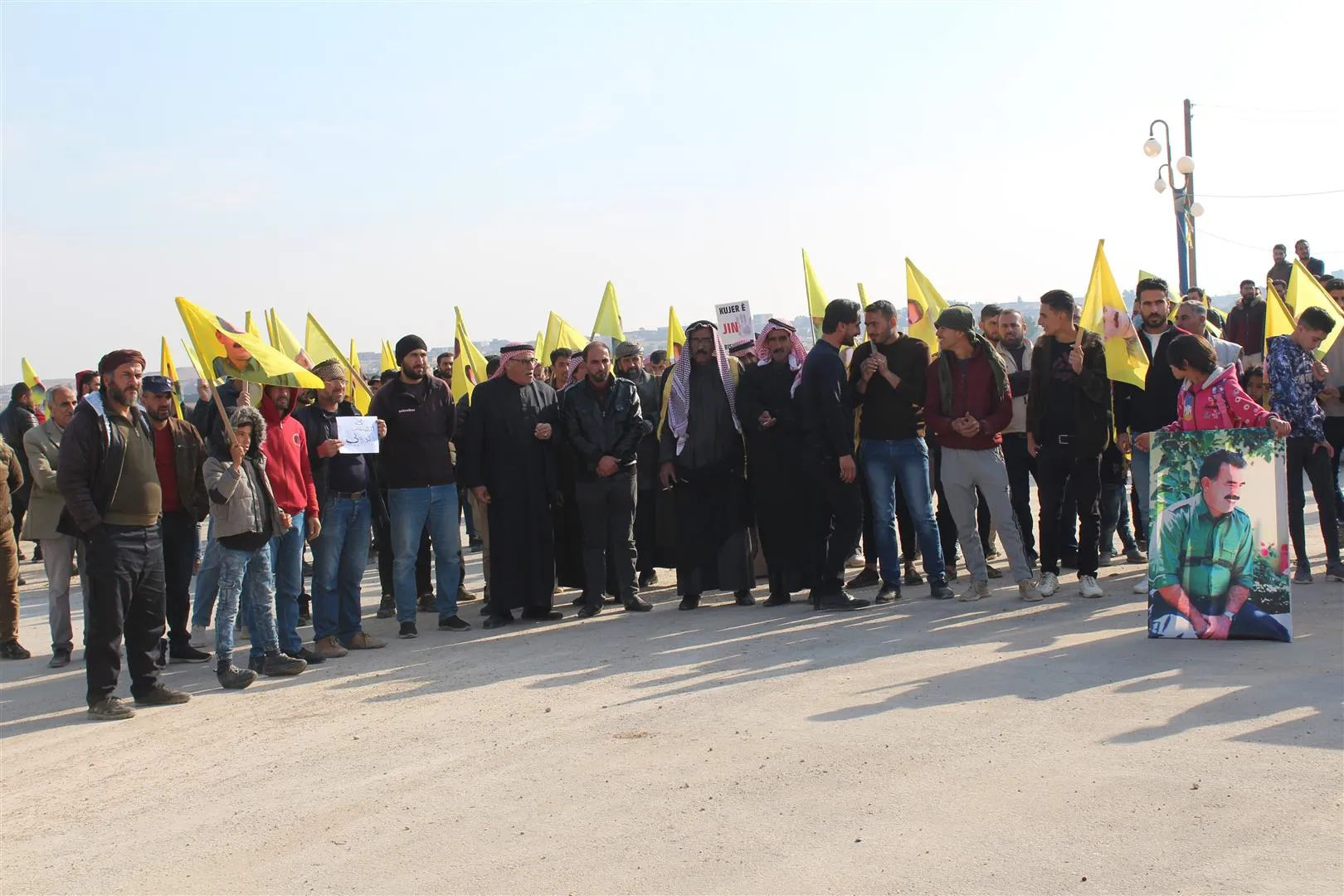 Şêniyên Holê li dijî êrişên dewleta Tirk a dagirker meşiyan
