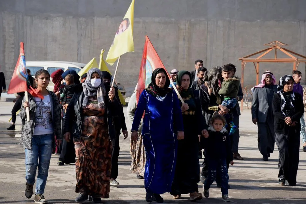 Şêniyên Kobanê li dijî tecrîdê li qadan bûn