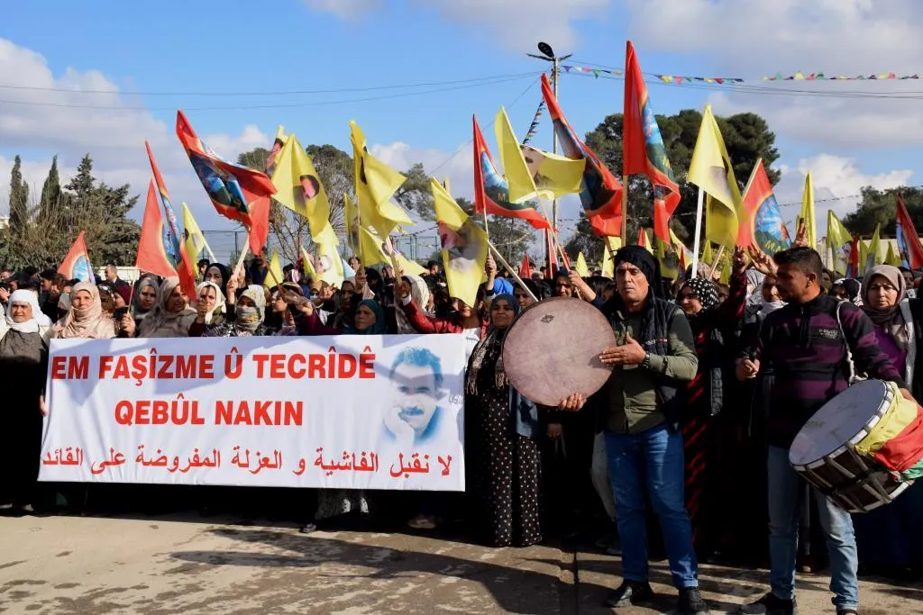 Şêniyên Kobanê li dijî tecrîdê li qadan bûn