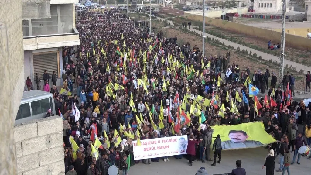Şêniyên Kobanê li dijî tecrîdê li qadan bûn
