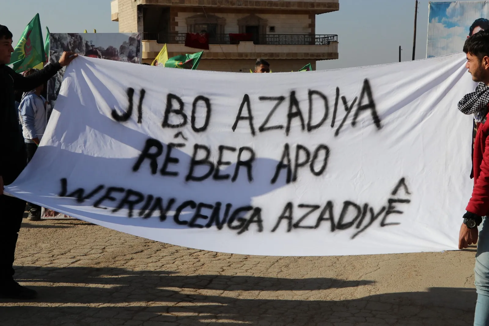 Ciwanên Efrînê ji bo azadiya fîzîkî ya rêber Ocalan meşiyan