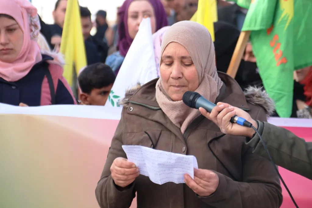 Pêkhateyên Hesekê li dijî êrişa li ser Şengalê meşiyan