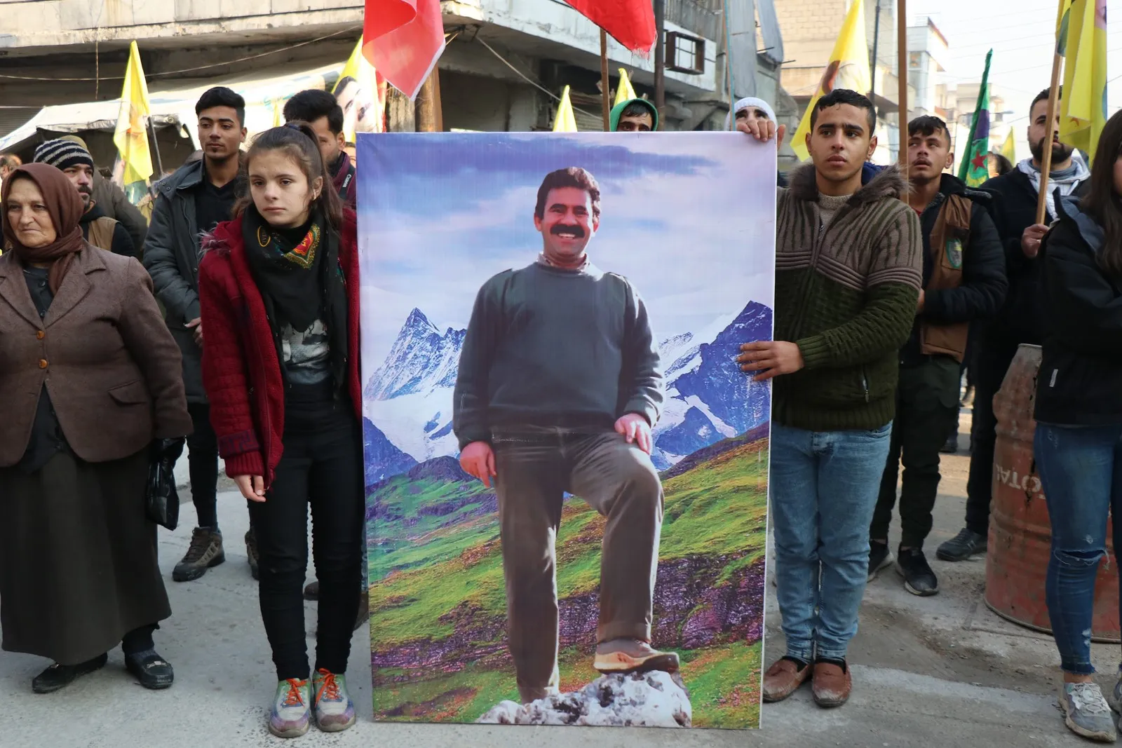 Ciwanên Helebê li dijî tecrîdê meşiyan