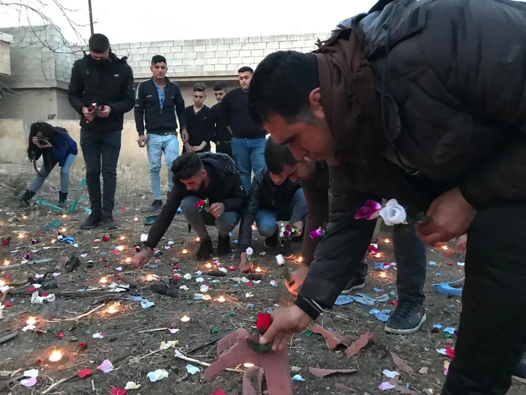 Ciwanan şehîdên Kobanê li cihê komkujiyê bi bîr anîn