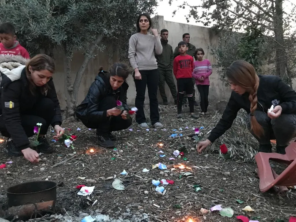 Ciwanan şehîdên Kobanê li cihê komkujiyê bi bîr anîn