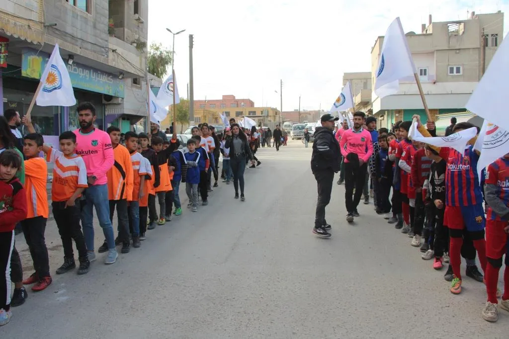 Li Kobanê ciwan li dijî êrişên dewleta Tirk meşiyan