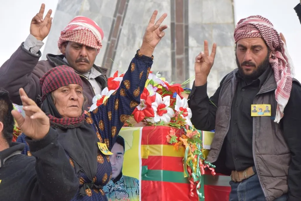 Li Kobanê du şehîd hatin oxirkirin û merasîmeke xiyabî hat lidarxistin
