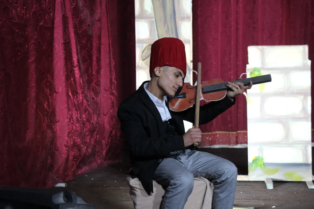 Li Tebqa û Minbicê şano hatin pêşandan