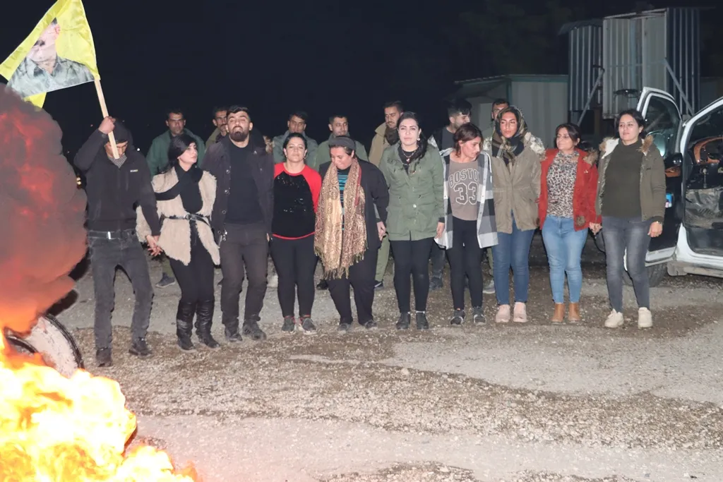 Çalakgerên li Sêmalka bi govendê moralê xwe bilind dikin