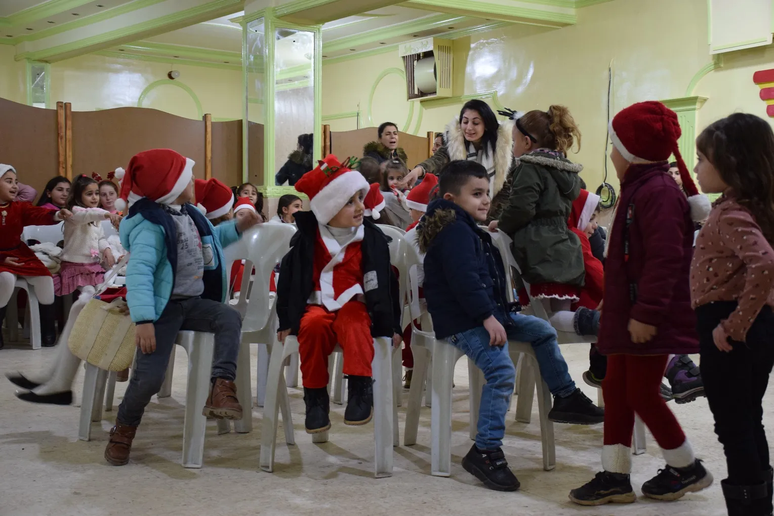 Bi boneya Cejna Noelê li Tirbespiyê diyarî li zarokan hatin belavkirin