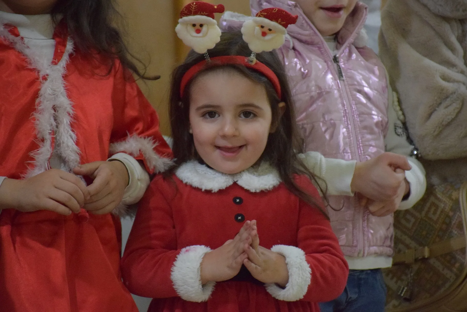 Bi boneya Cejna Noelê li Tirbespiyê diyarî li zarokan hatin belavkirin