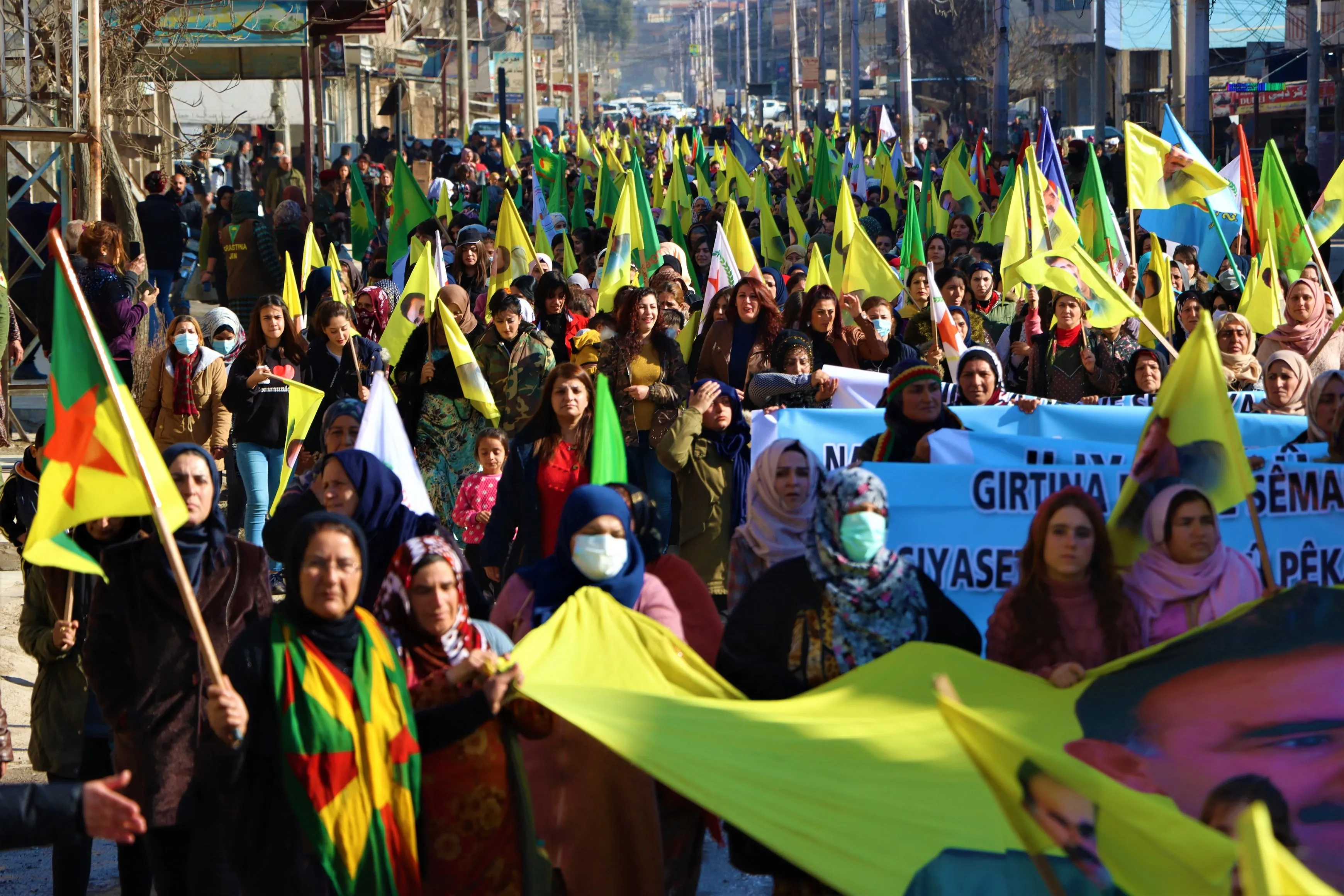 Şêniyên Qamişloyê li dijî girtina deriyê sînor daketin qadan
