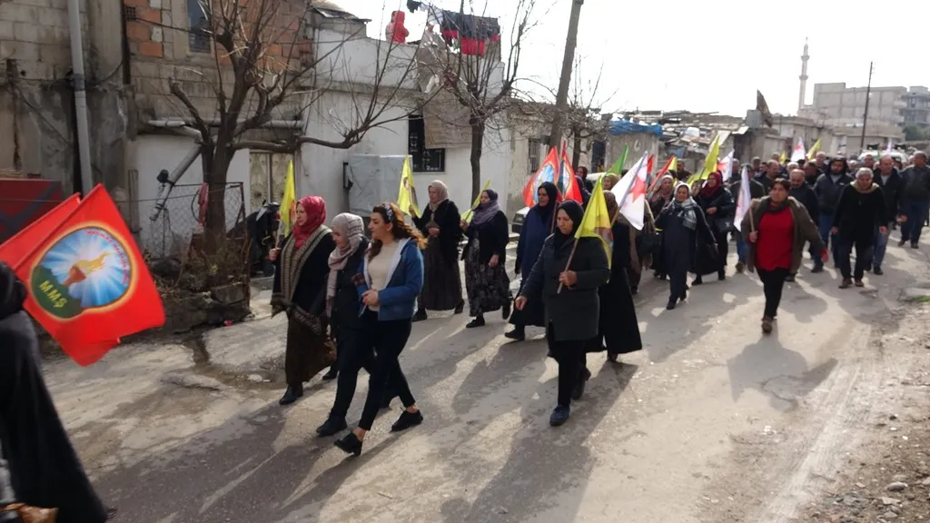 ​​​​​​​Şêniyên Dêrikê ji bo piştgiriya berxwedana hêzên leşkerî meşiyan