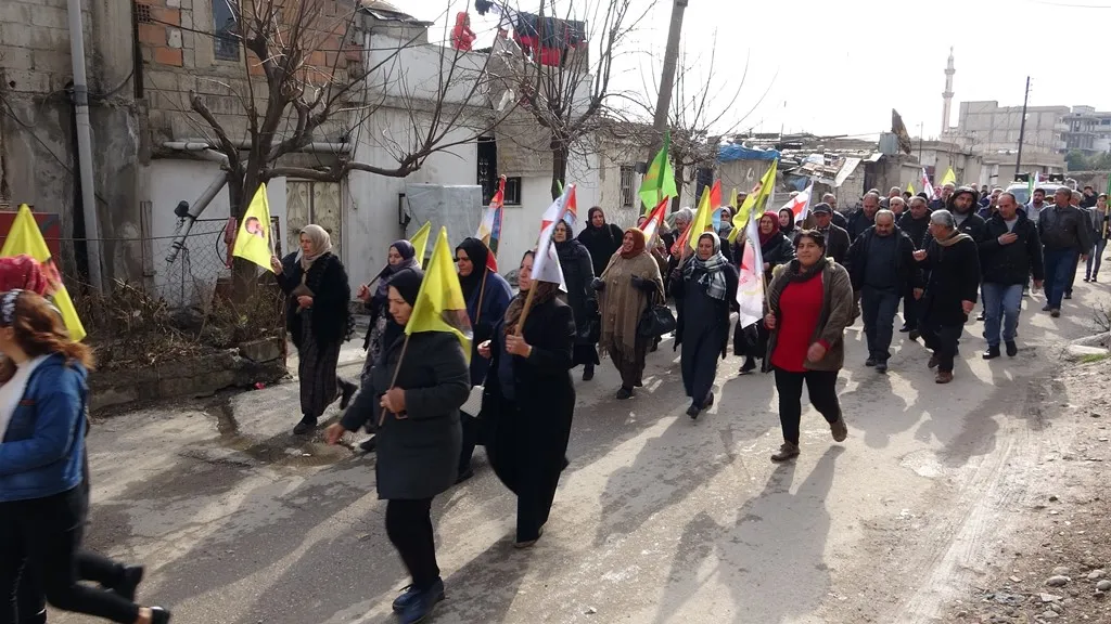 ​​​​​​​Şêniyên Dêrikê ji bo piştgiriya berxwedana hêzên leşkerî meşiyan
