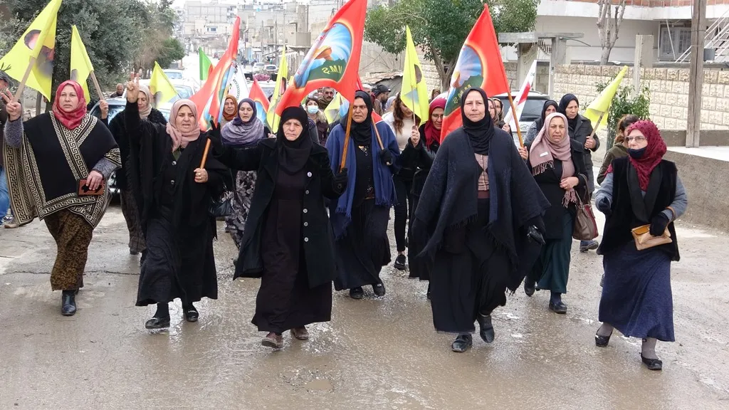 ​​​​​​​Şêniyên Dêrikê ji bo piştgiriya berxwedana hêzên leşkerî meşiyan