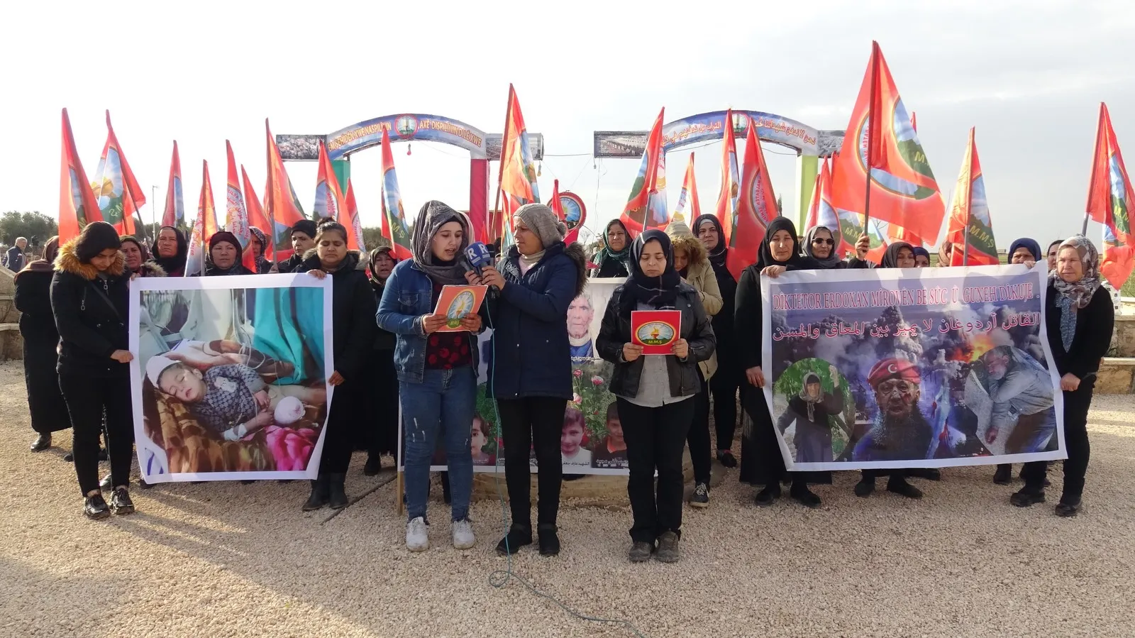 Malbatên şehîdan ên Efrînê êrişên li ser Kobanê şermezar kirin