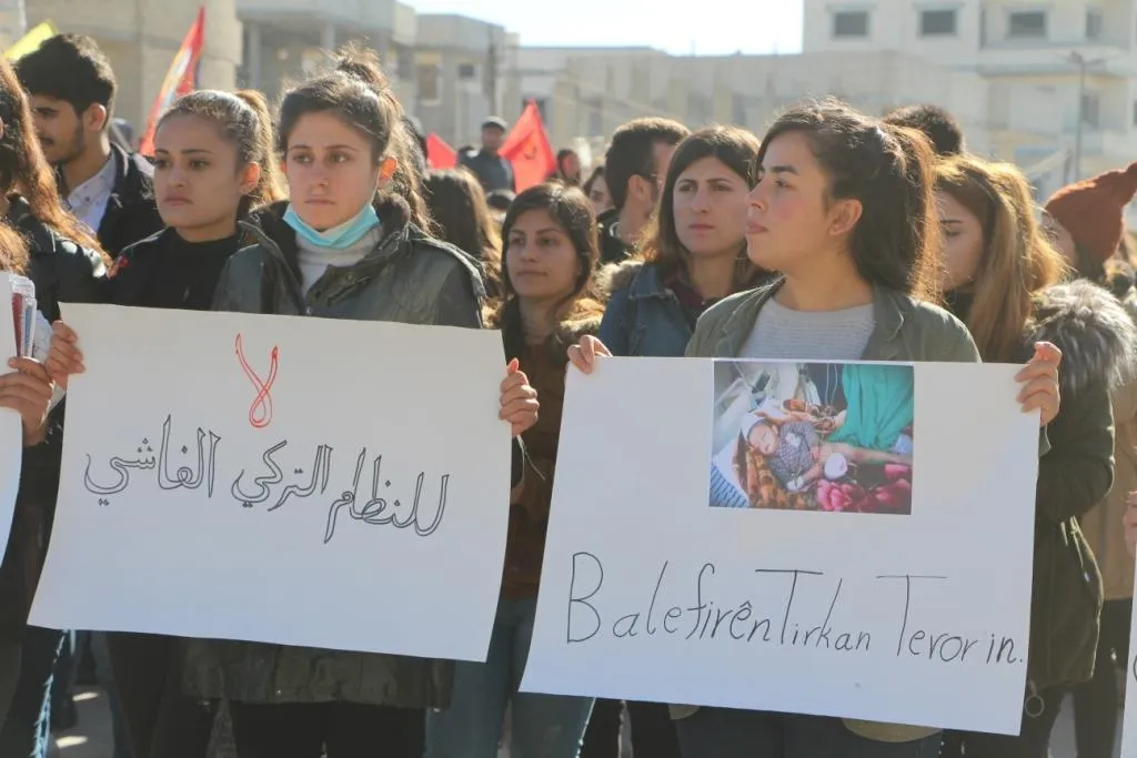 Bi sedan şêniyên Kobanê êrişên dewleta Tirk a feşîst şermezar kir
