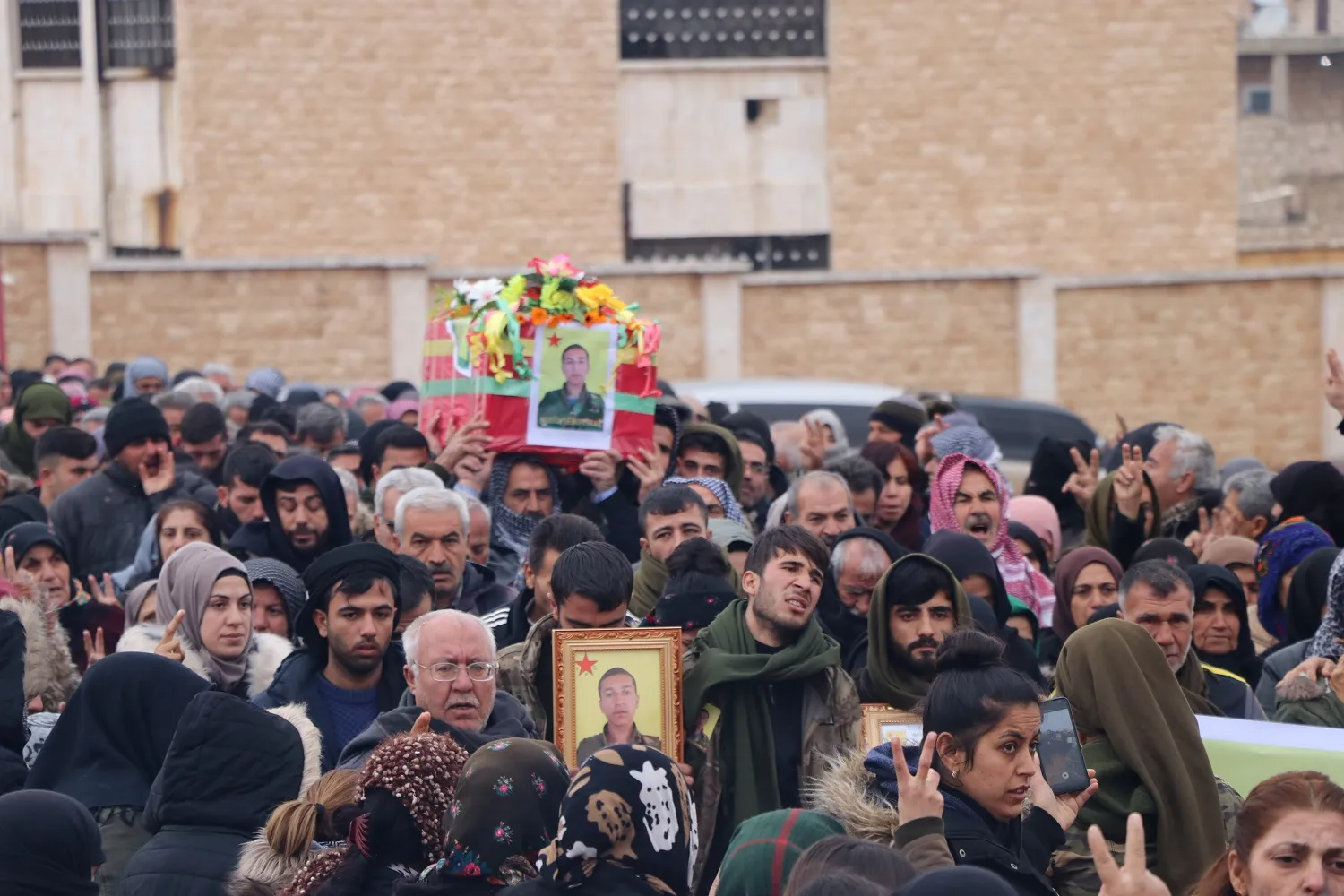 Şêniyên Efrînê bi merasîmekê şehîd Şêro Firat oxir kir