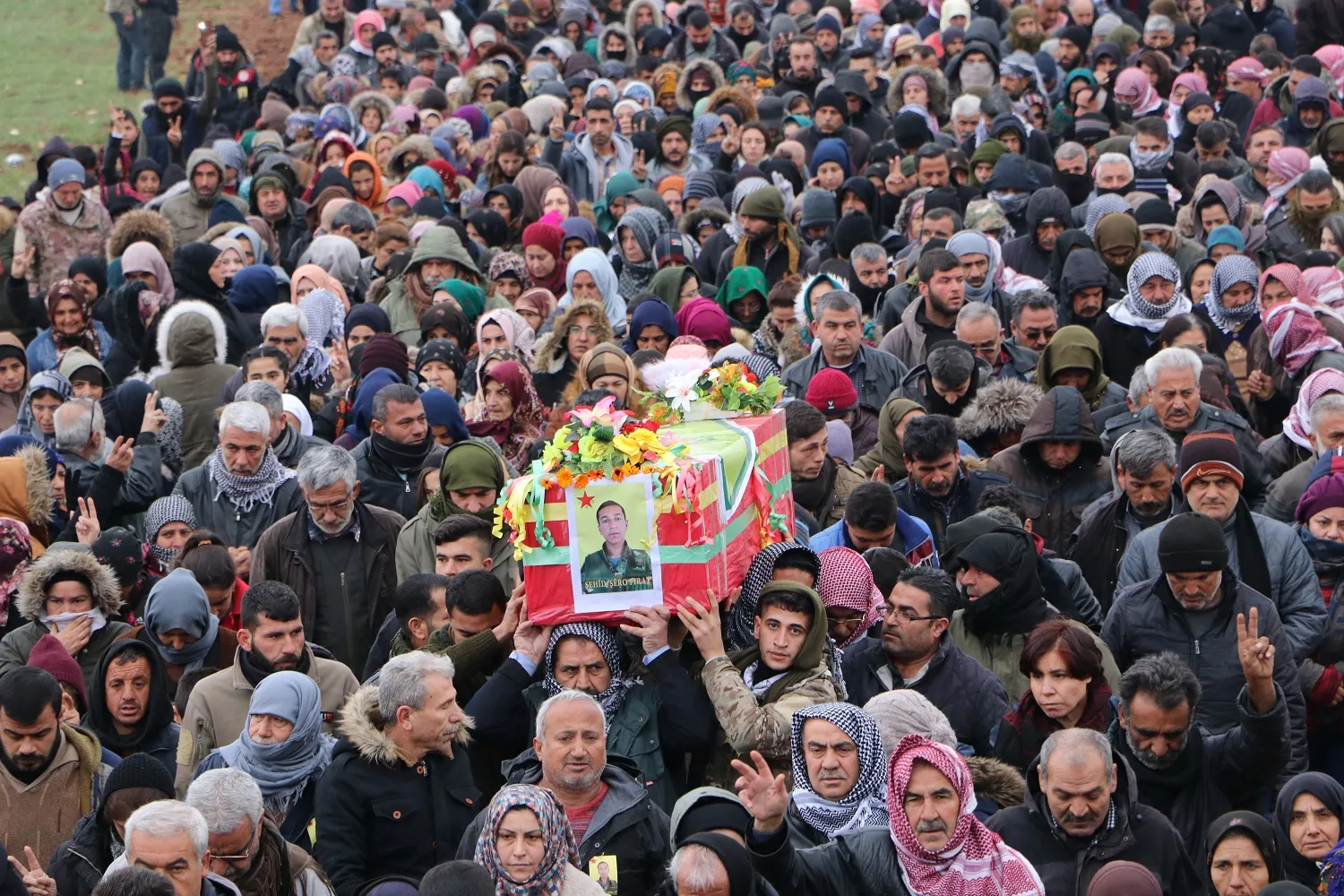 Şêniyên Efrînê bi merasîmekê şehîd Şêro Firat oxir kir