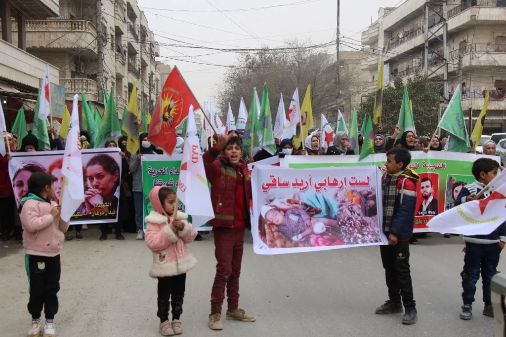 Şêniyên Minbicê êrişên dagirkeriya Tirk ên li ser Kobanê şermezar kirin