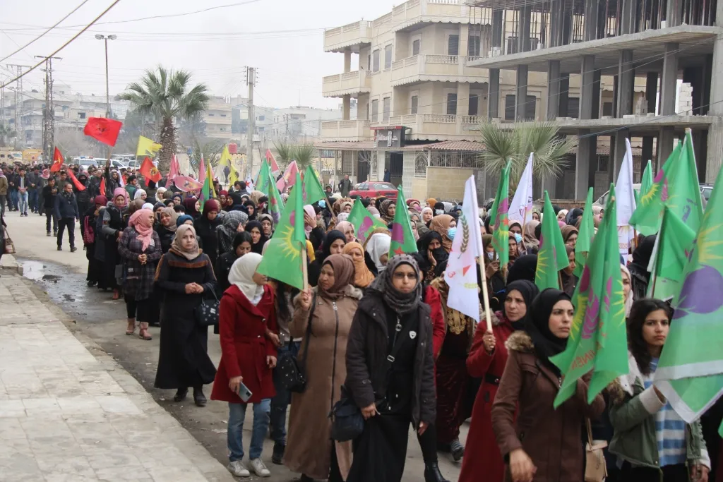 Şêniyên Minbicê êrişên dagirkeriya Tirk ên li ser Kobanê şermezar kirin
