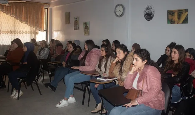 Yekitiya Jinên Ciwan li Zanîngeha Rojava semînerek li dar xist