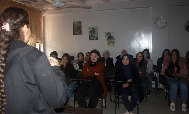 Yekitiya Jinên Ciwan li Zanîngeha Rojava semînerek li dar xist