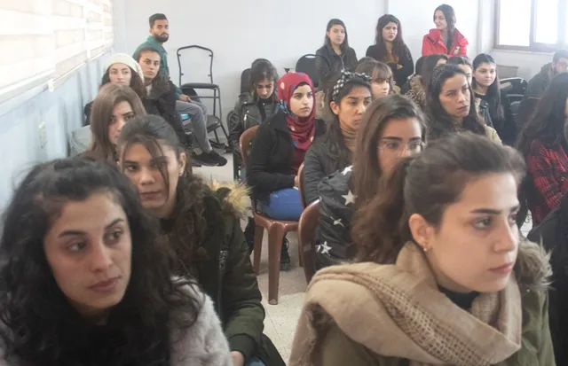 Yekitiya Jinên Ciwan li Zanîngeha Rojava semînerek li dar xist