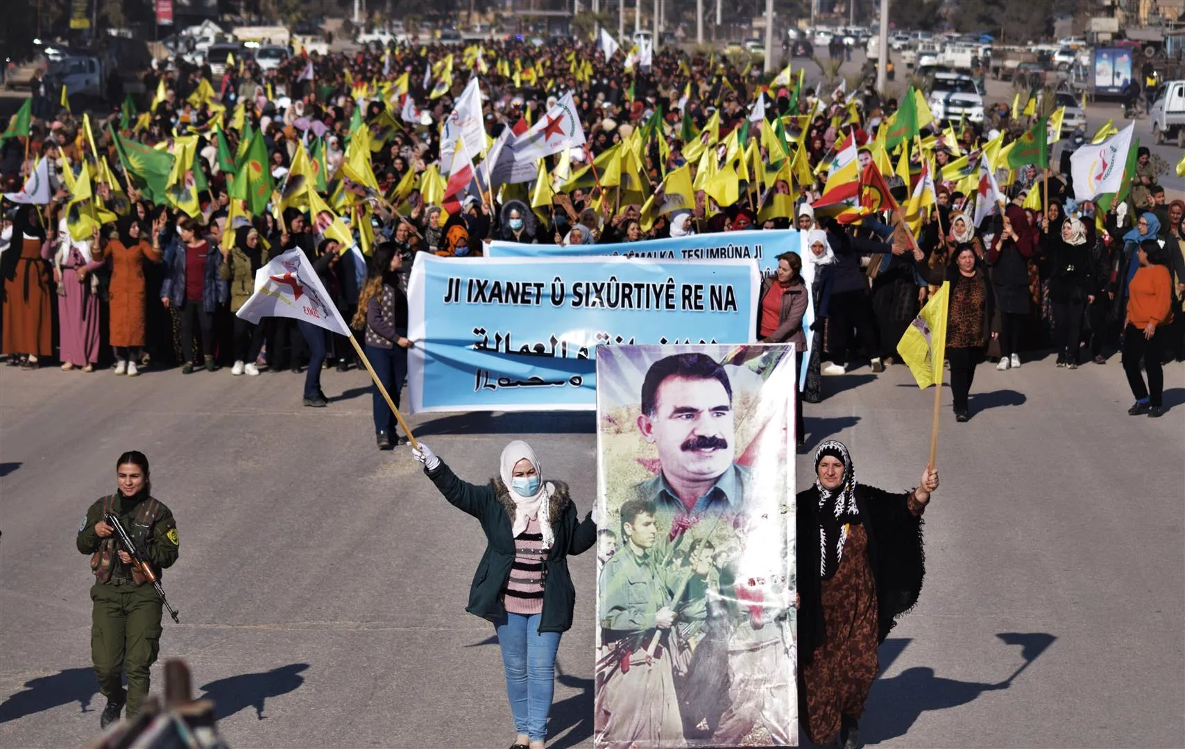 Li Hesekê bi hezaran kes li dijî xiyanet û sîxurtiyê meşiyan