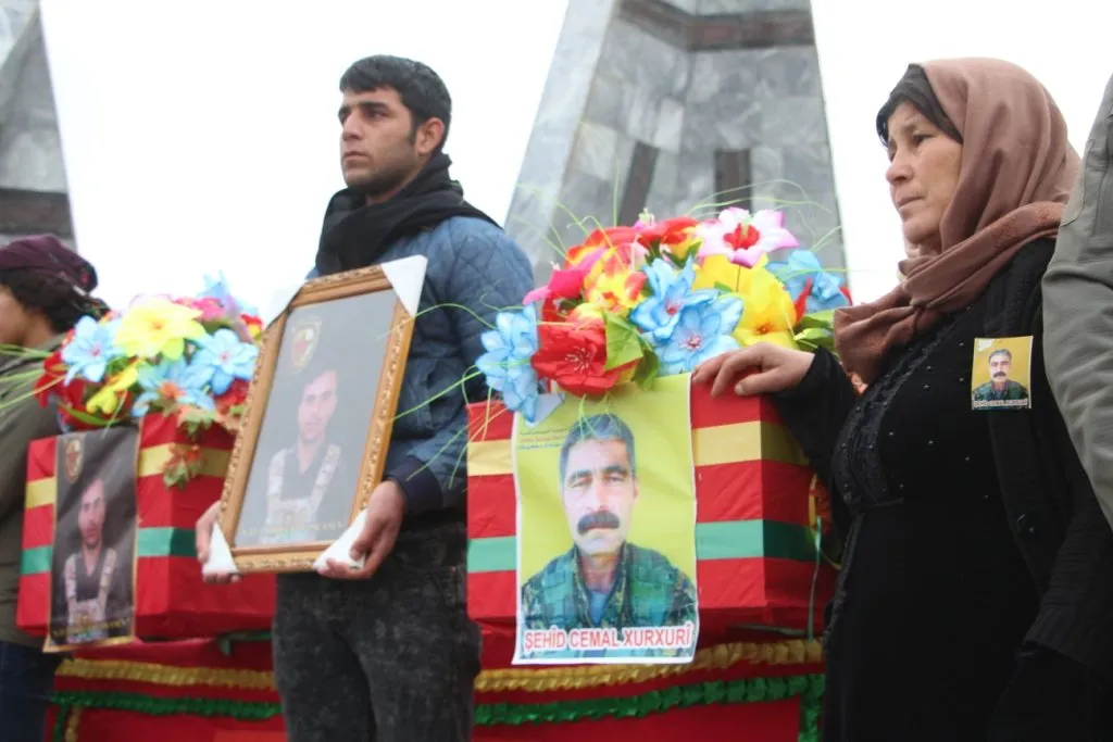 Cenazeyên du şehîdên berxwedana Hesekê bi merasîmekê li Kobanê hatin veşartin