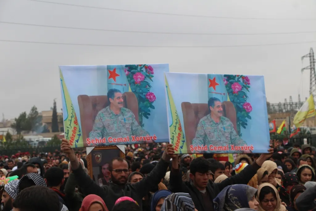 Cenazeyên du şehîdên berxwedana Hesekê bi merasîmekê li Kobanê hatin veşartin