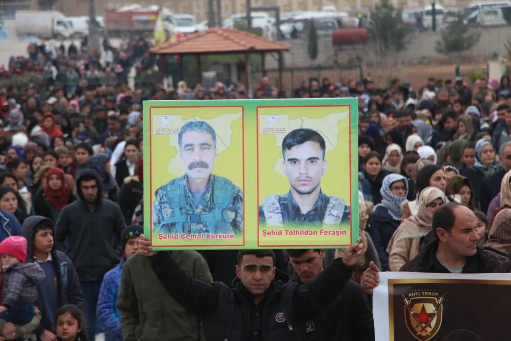 Cenazeyên du şehîdên berxwedana Hesekê bi merasîmekê li Kobanê hatin veşartin
