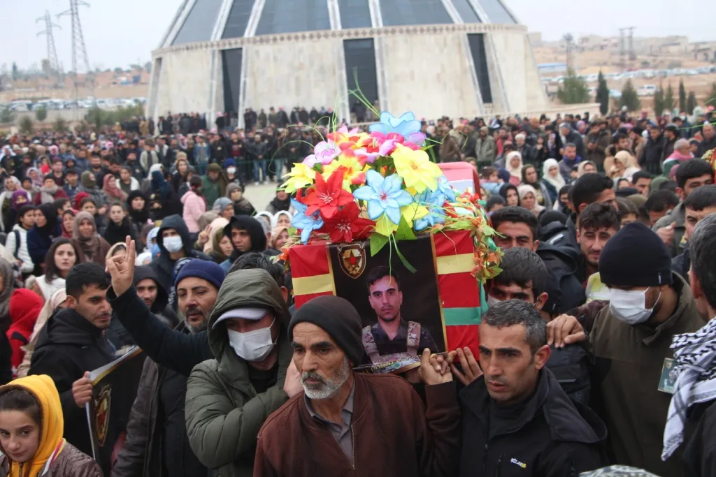Cenazeyên du şehîdên berxwedana Hesekê bi merasîmekê li Kobanê hatin veşartin