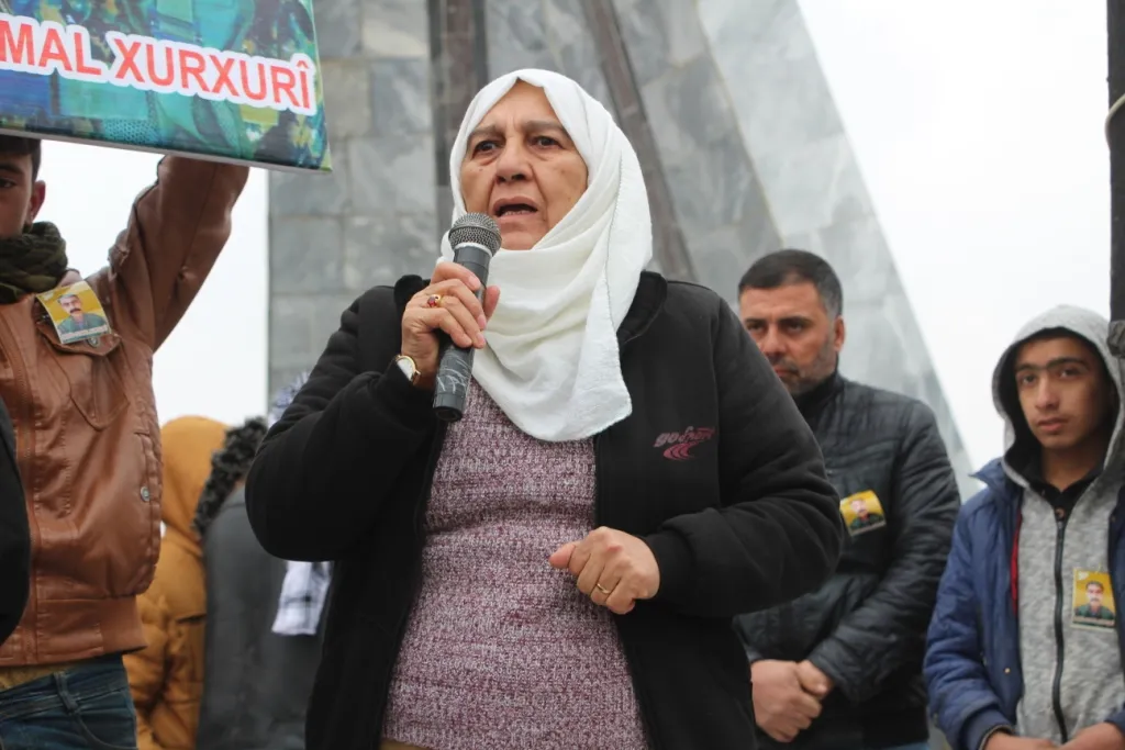 Cenazeyên du şehîdên berxwedana Hesekê bi merasîmekê li Kobanê hatin veşartin