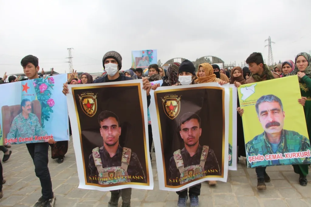 Cenazeyên du şehîdên berxwedana Hesekê bi merasîmekê li Kobanê hatin veşartin