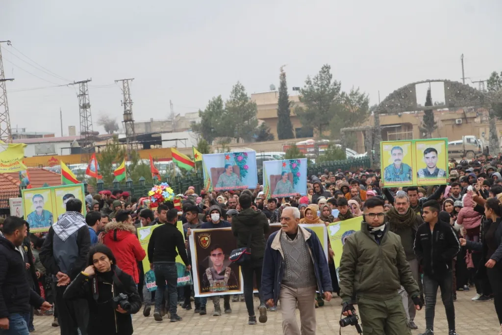 Cenazeyên du şehîdên berxwedana Hesekê bi merasîmekê li Kobanê hatin veşartin