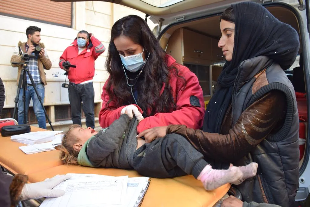 Heyva Sor a Kurd alîkariya koçberên Xiwêran û Zihûr re dike