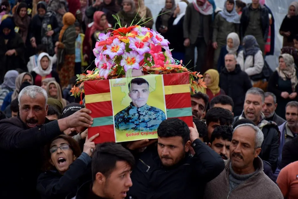 Şêniyên Kobanê şehîd Çiyager spart axê