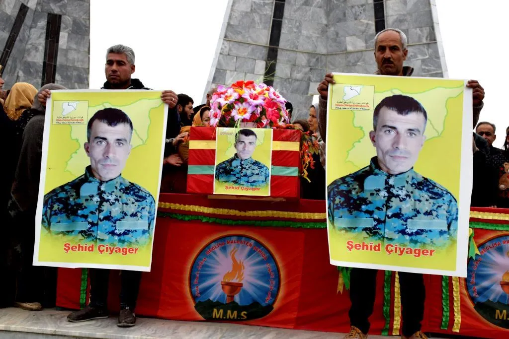 Şêniyên Kobanê şehîd Çiyager spart axê